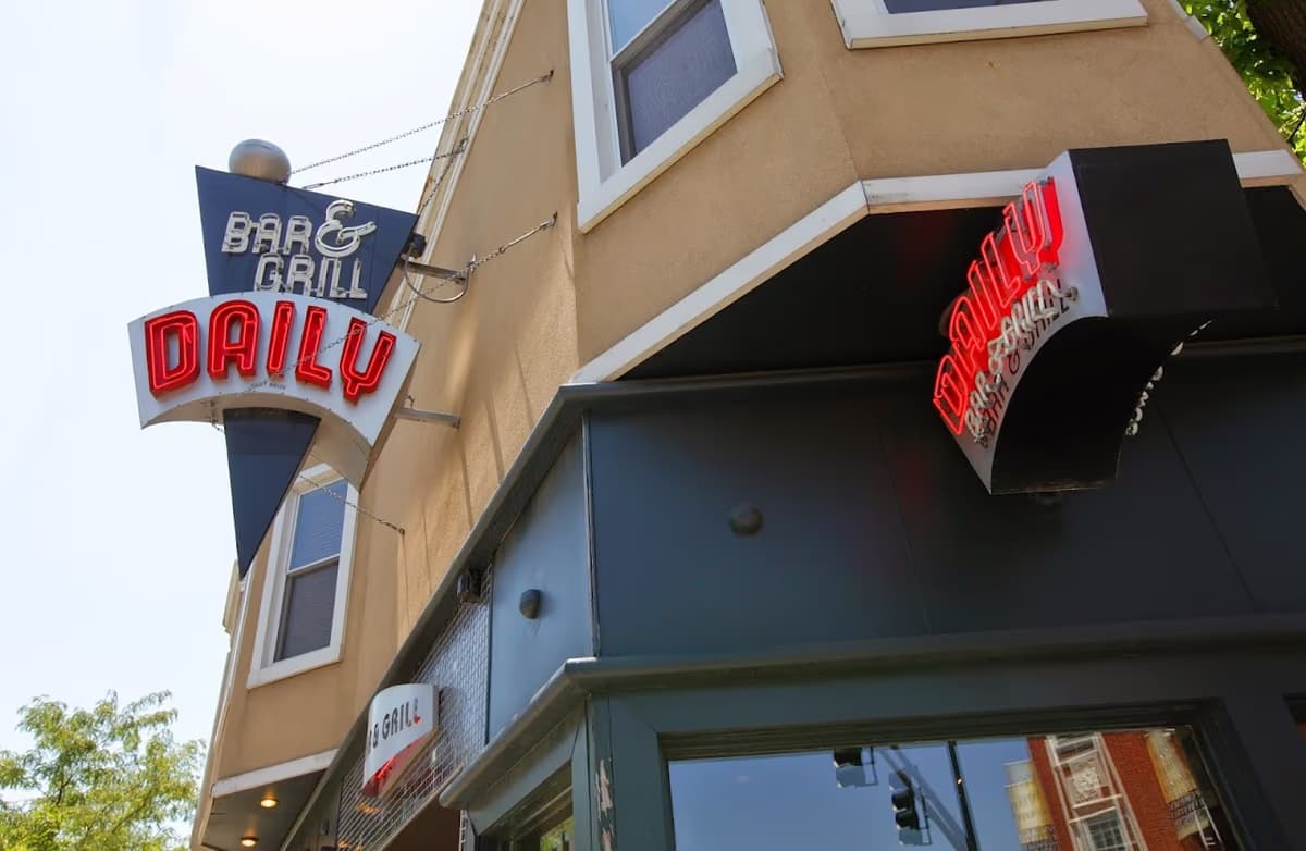 Daily Bar & Grill 1