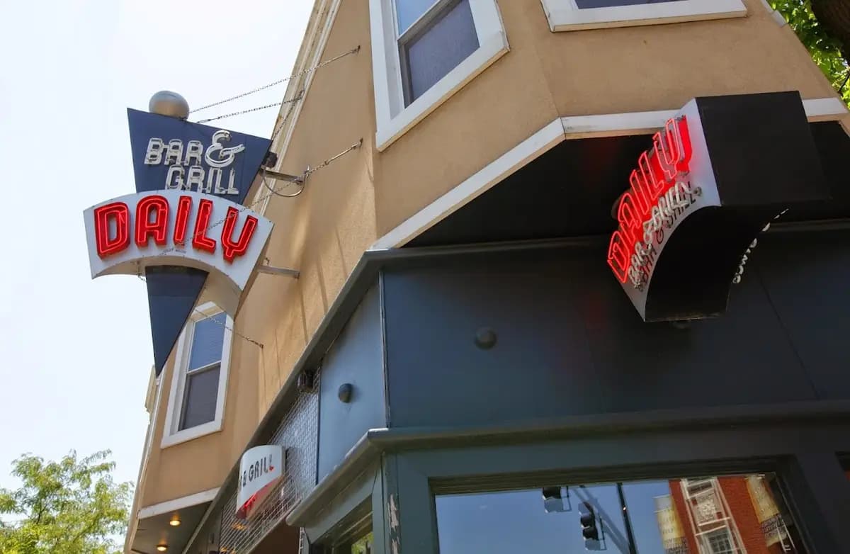 Daily Bar & Grill 2